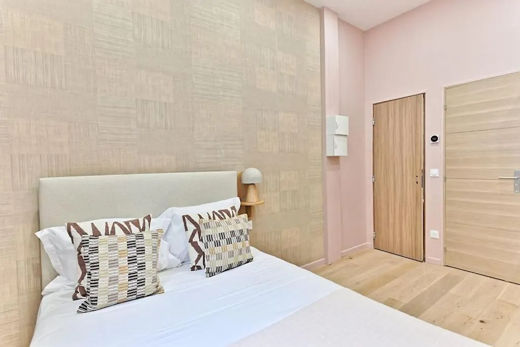 Petit Confortable & Tranquille 17eme Apartment Paris